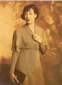 ドリスラングレー-レビームーア、1933年頃 作： Lafayette Studio